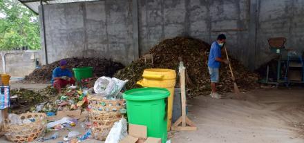 Pemilahan Sampah Organik dan Nonorganik di TPST Desa Tajun